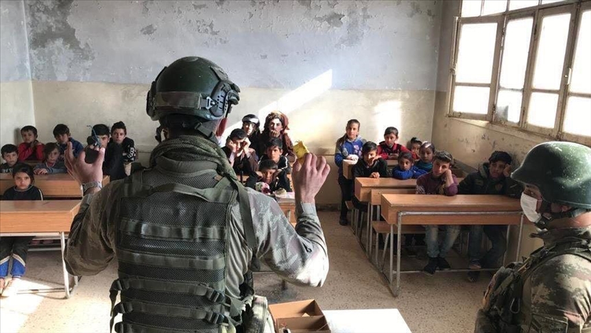توعية أطفال سوريين حول كيفية تجنب ألغام "بي كا كا" الإرهابية