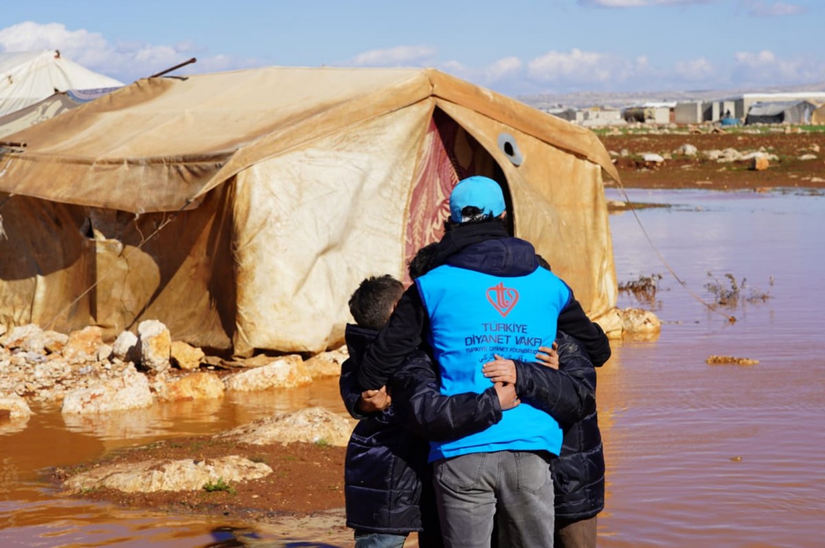 "الديانة التركي" يوزع منازل بالطوب لإنقاذ مخيمات إدلب السورية 