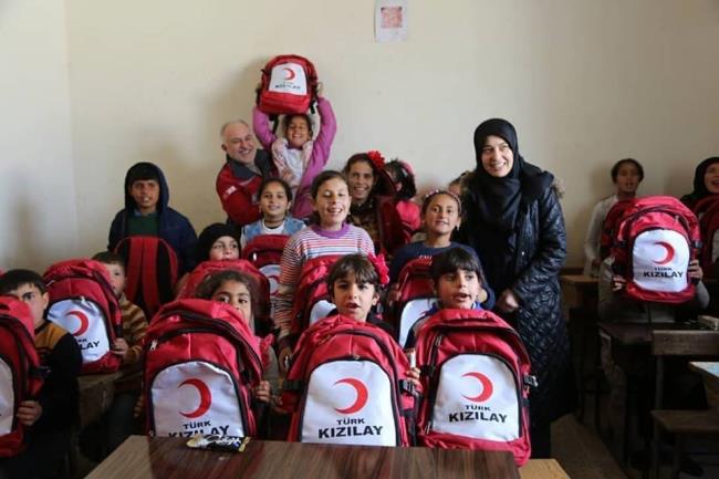 الهلال الأحمر التركي يفرح قلوب الطلاب السوريين في إدلب
