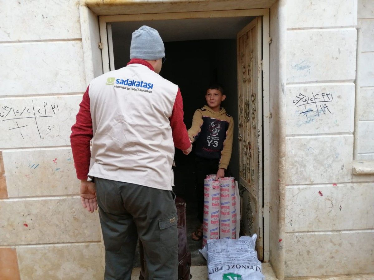 “حجر الصدقة” التركية ترسل مساعدات شتوية إلى إدلب السورية