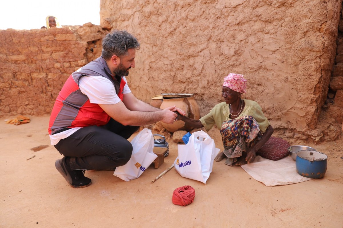 “حجر الصدقة” التركية تقدم لحوم المواشي للمحتاجين في بوركينا فاسو
