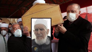 أردوغان يحمل نعش أحد علماء تركيا خلال مراسم تشييعه