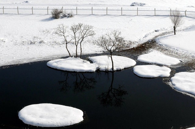 "الجزر العائمة" التركية تزهو بثوبها الثلجي الناصع