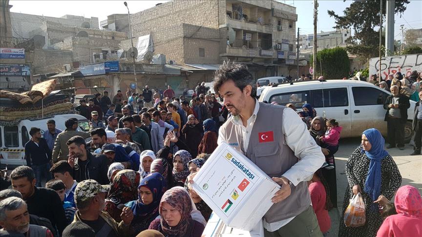 جمعية تركية توزع مساعدات إنسانية في عفرين