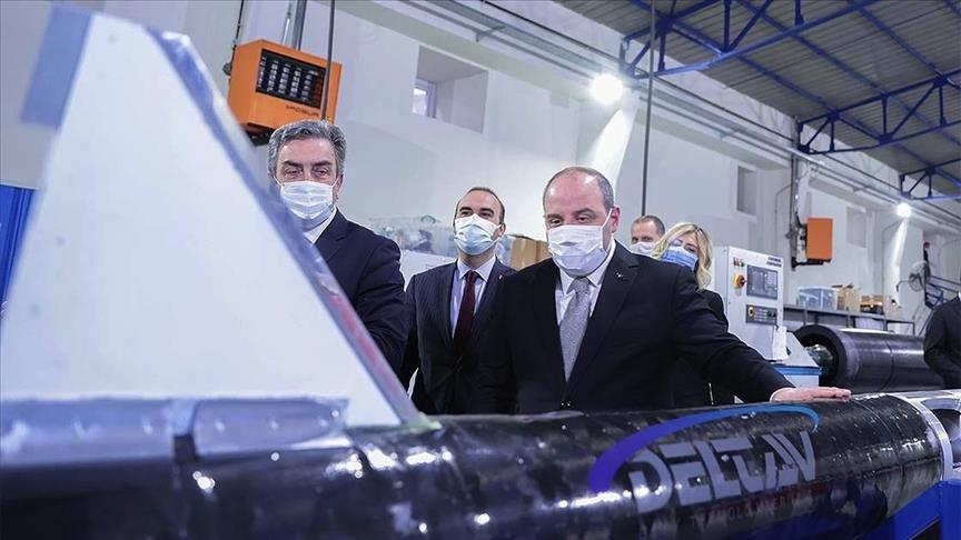 وزير الصناعة التركي يزور منشأة "Delta V" لتكنولوجيا الفضاء