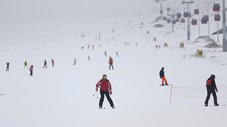 وقال "ظفر أكشهيرلي أوغلو" نائب مدير عام شركة أرجيس المشغلة للمركز، إن مركز التزلج يتميز بالعديد من المواصفات المختلفة التي تجعله مركز جذب سياحي في موسم السياحة الشتوية.