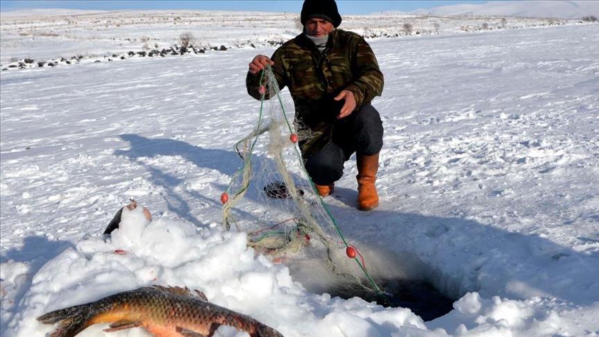 على طريقة "الإسكيمو"..روعة صيد الأسماك في بحيرة متجمدة بتركيا