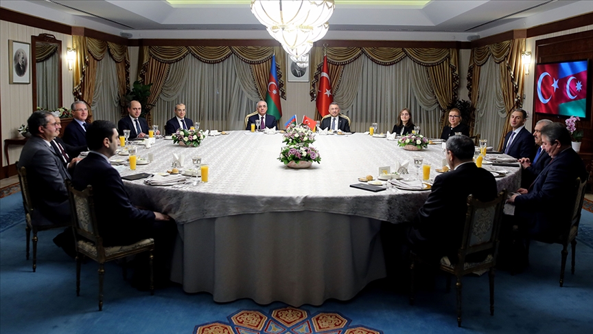 نائب أردوغان يقيم مأدبة عشاء لرئيس الوزراء الأذربيجاني