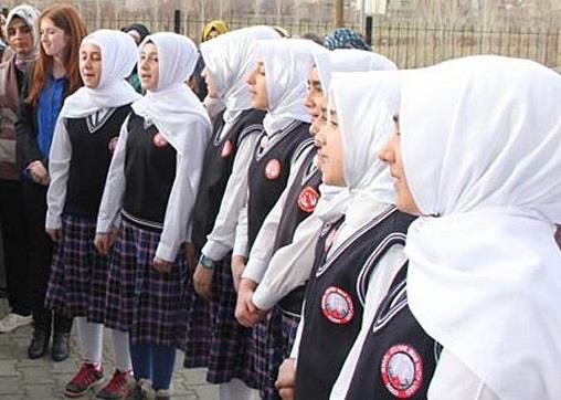 حجاب طالبة صغيرة يطيح بمدير مدرسة ومعلمة في إزمير التركية
