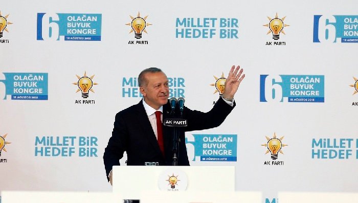 أردوغان يتلقى التهاني بإعادة انتخابه رئيساً لـ "العدالة والتنمية"