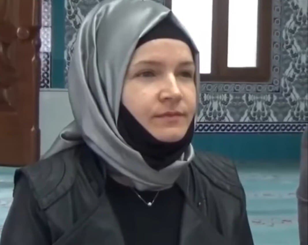 أوكرانية تعتنق الإسلام في أحد مساجد كوتاهيا التركية