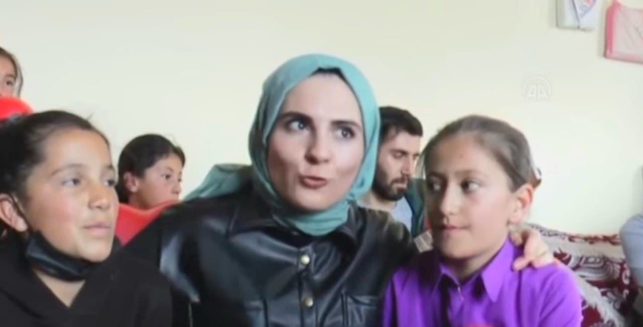 معلمة تركية تحقق حلم احدى تلميذاتها بالاحتفال بعيد ميلادها
