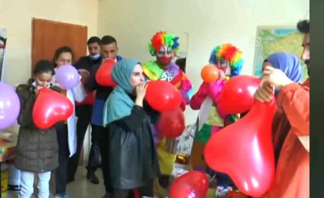 معلمة تركية تحقق حلم احدى تلميذاتها بالاحتفال بعيد ميلادها