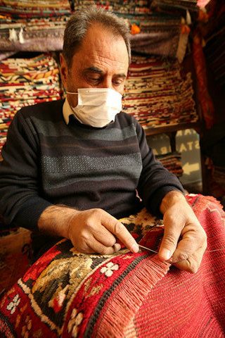 "طبيب السجاد".. تركي يصلح ما أفسده الدهر