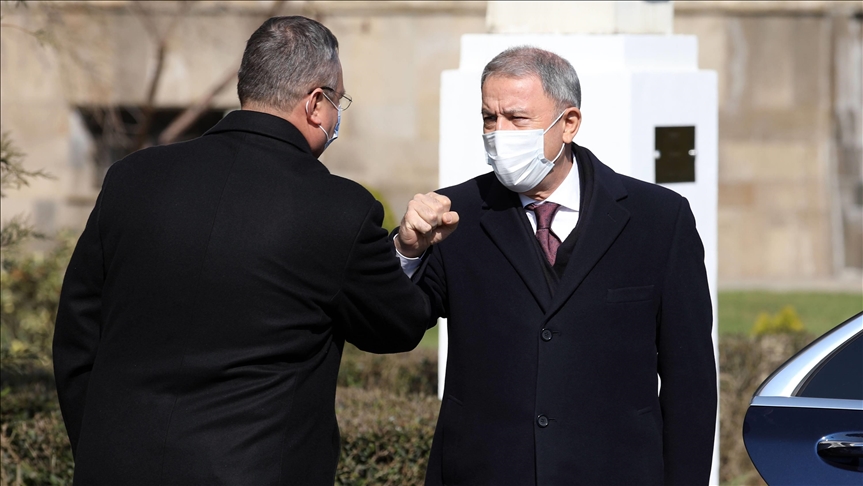 وزير الدفاع التركي يلتقي نظيره الروماني في بوخاريست