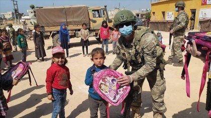 الجيش التركي يوزع مساعدات إنسانية شمالي سوريا