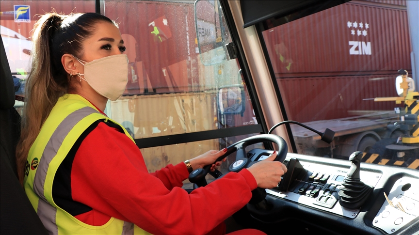 حكاية امرأة تقود شاحنات ثقيلة في ميناء تركي 