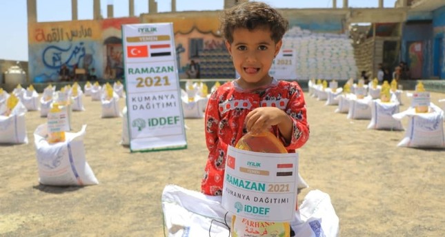 مساعدات غذائية تركية لـ1350 أسرة يمنية فقيرة ونازحة