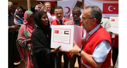 الهلال الأحمر التركي يوزع طرودا رمضانية في السودان