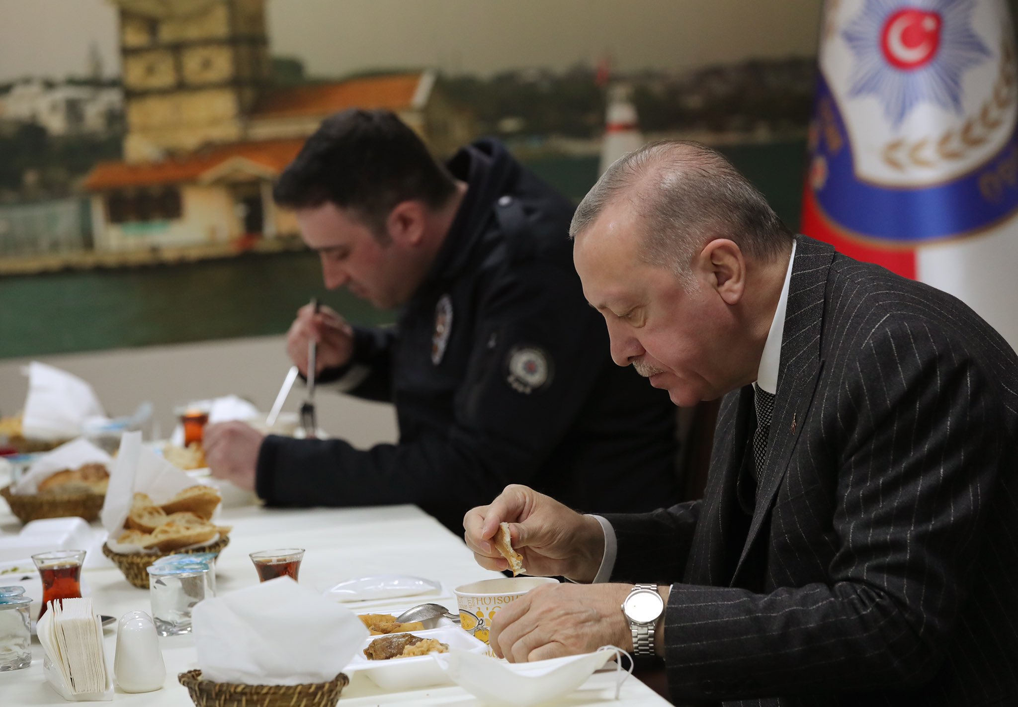 أردوغان يشارك عناصر الشرطة إفطارهم