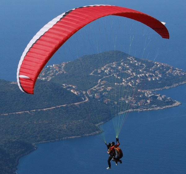 "وان" التركية.. وجهة جديدة لعشاق الطيران المظلي