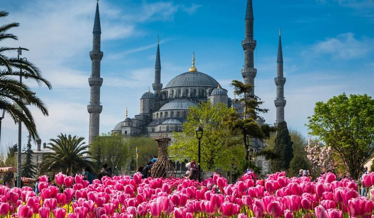 إسطنبول تتزين للناظرين في الربيع