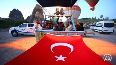 مناطيد كابادوكيا تحلق بالعلم التركي وصور أتاتورك