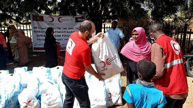 الهلال التركي يوزع مساعدات غذائية على 1600 أسرة في السودان