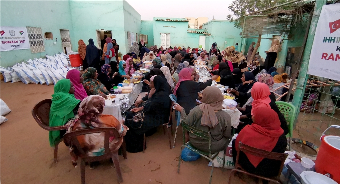 "الإغاثة" التركية تقدم وجبات إفطار إلى إيتام بالسودان