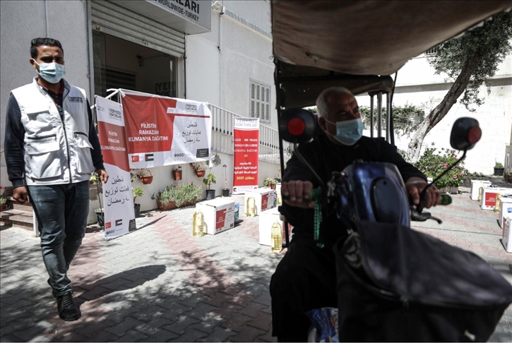 "أطباء حول العالم" توزع مساعدات غذائية في غزة