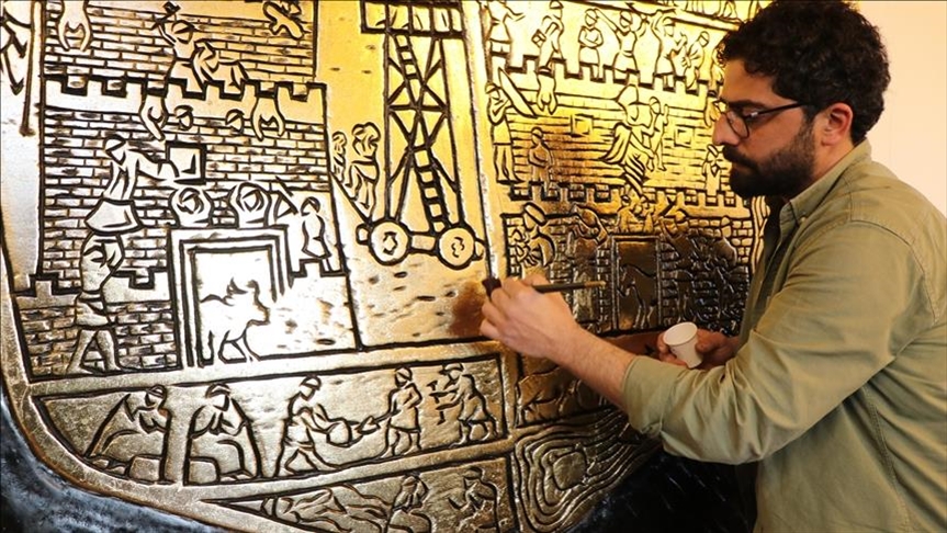 نحات تركي يجسد مدينة تاريخية في لوحة خشبية مذهبة