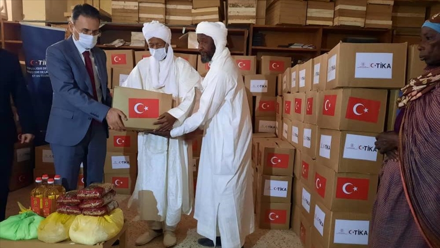 "تيكا" التركية توزع طرودا غذائية على 300 أسرة تشادية