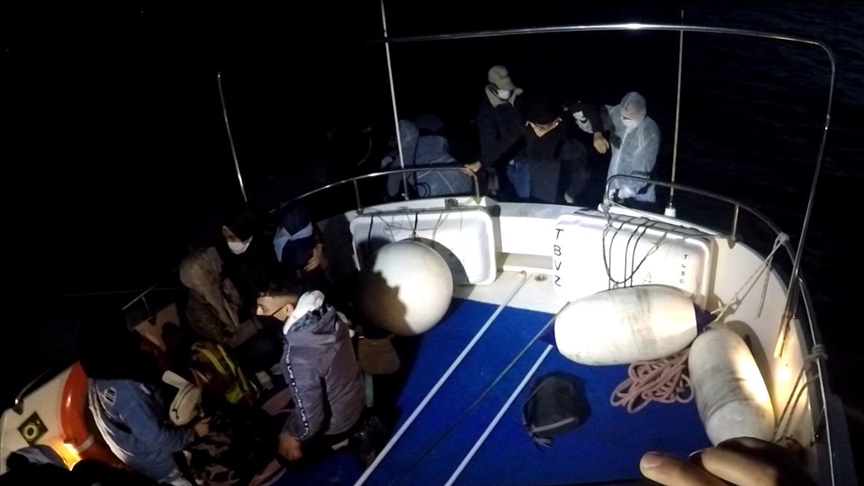 إنقاذ 5 مهاجرين دفعتهم اليونان نحو المياه التركية