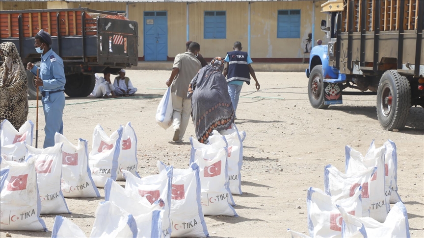 "تيكا" التركية توزع مساعدات لألف أسرة إريترية لاجئة في السوادن