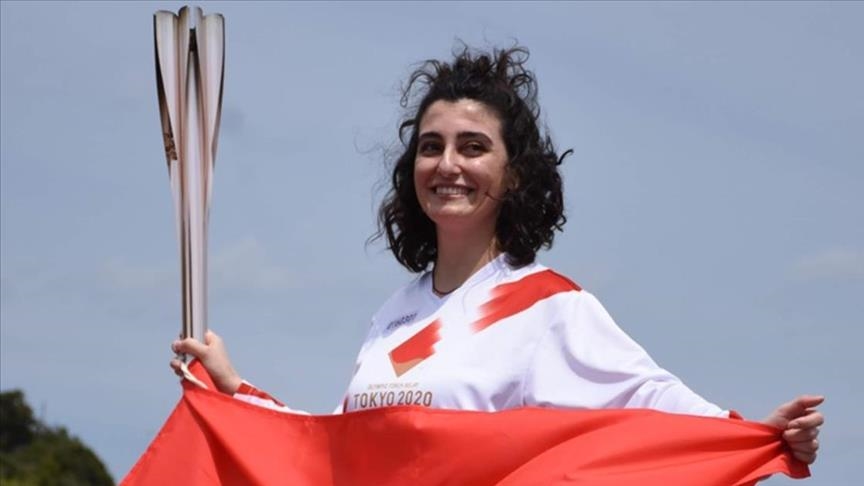 فتاة تركية تحمل الشعلة الأولمبية بولاية "واكاياما" اليابانية