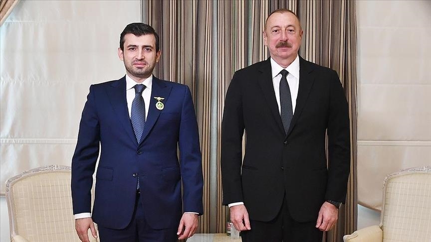 الرئيس الأذربيجاني يقلد سلجوق بيرقدار وسام "قره باغ"