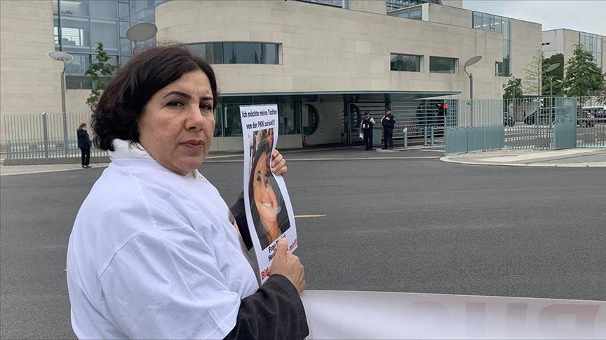 مغتربة تركية تواصل اعتصامها ضد "بي كا كا"