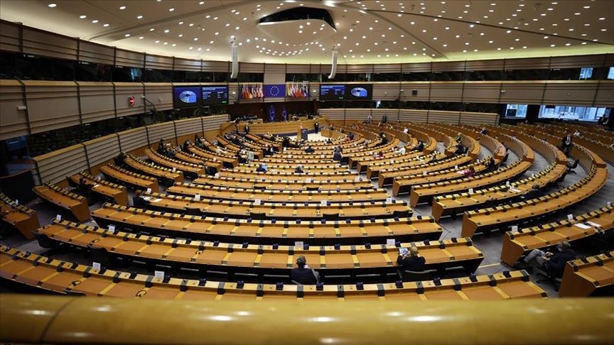 البرلمان الأوروبي يرفع الحصانة عن نائب يوناني مزّق العلم التركي
