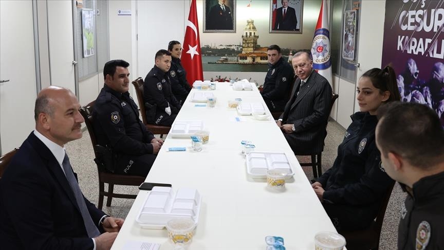 أردوغان يشارك عناصر الشرطة إفطارهم