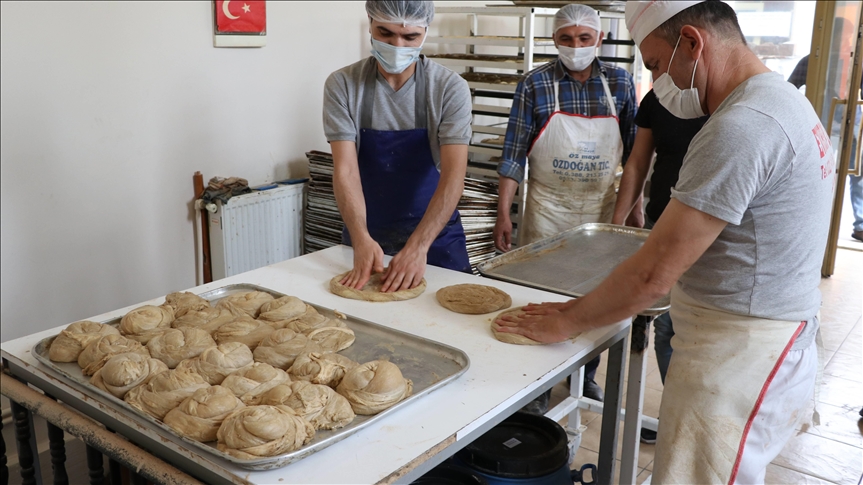 "خبز الطحين".. أشهر مأكولات رمضان في "نيدة" التركية