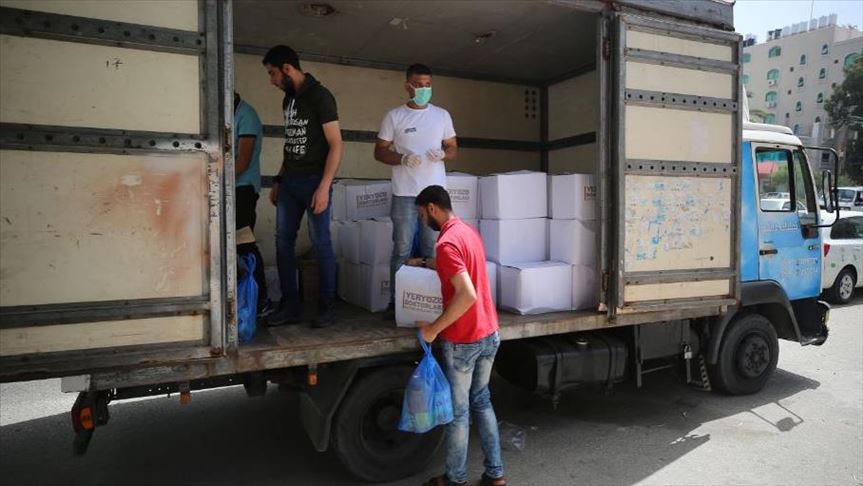 "أطباء حول العالم" توزع مساعدات غذائية في غزة