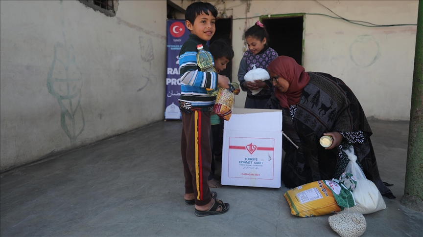 بتمويل تركي.. توزيع مساعدات غذائية على أسر فقيرة بغزة