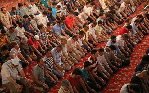 تركيا تقرر أداء صلاة التراويح في المنازل بسبب كورونا