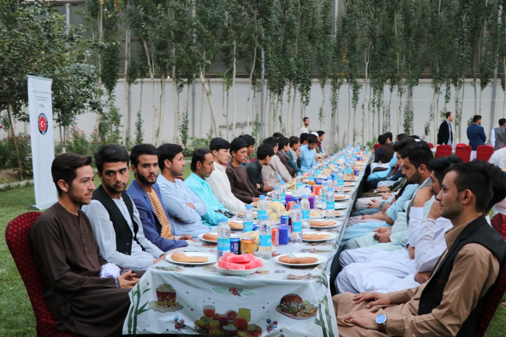 أفغانستان.. تيكا التركية تقيم مائدة إفطار لطلاب جامعيين