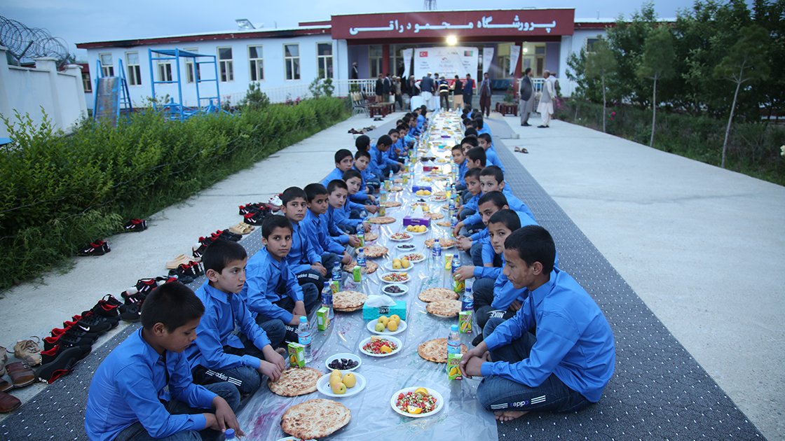 "تيكا" التركية تقيم مأدبة إفطار لمئة طالب يتيم بأفغانستان