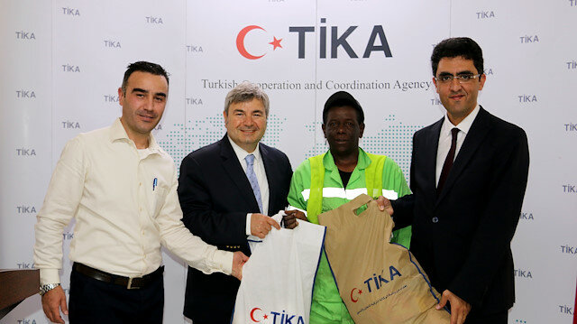 "تيكا" التركية توزع طرودا خيرية في الأردن