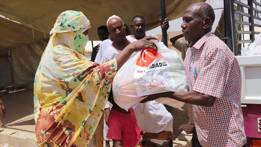 رجال أعمال أتراك يوزعون مساعدات على محتاجين في السودان