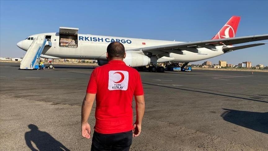 الهلال الأحمر التركي يقدم مساعدات لمدنيين على حدود قرغيزيا وطاجيكستان