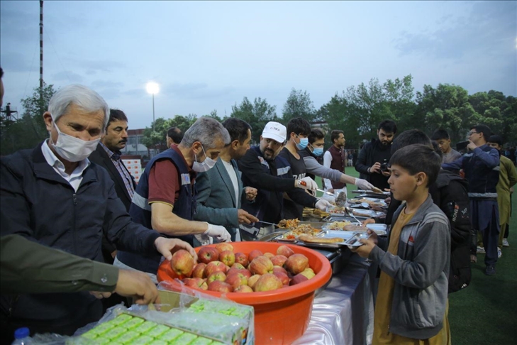 "تيكا" التركية تنظم إفطارا جماعيا لأيتام في أفغانستان
