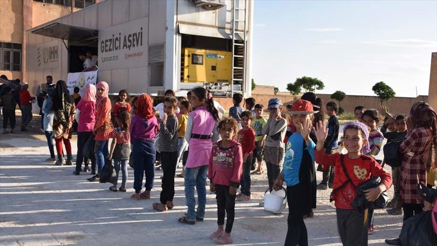 يوميا.. الإغاثة التركية توزع 3 آلاف وجبة إفطار في تل أبيض السورية